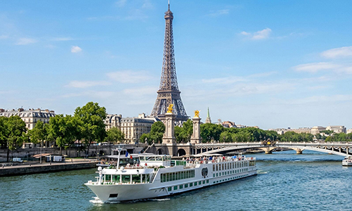 River cruise passes in front of the Eiffel Tower