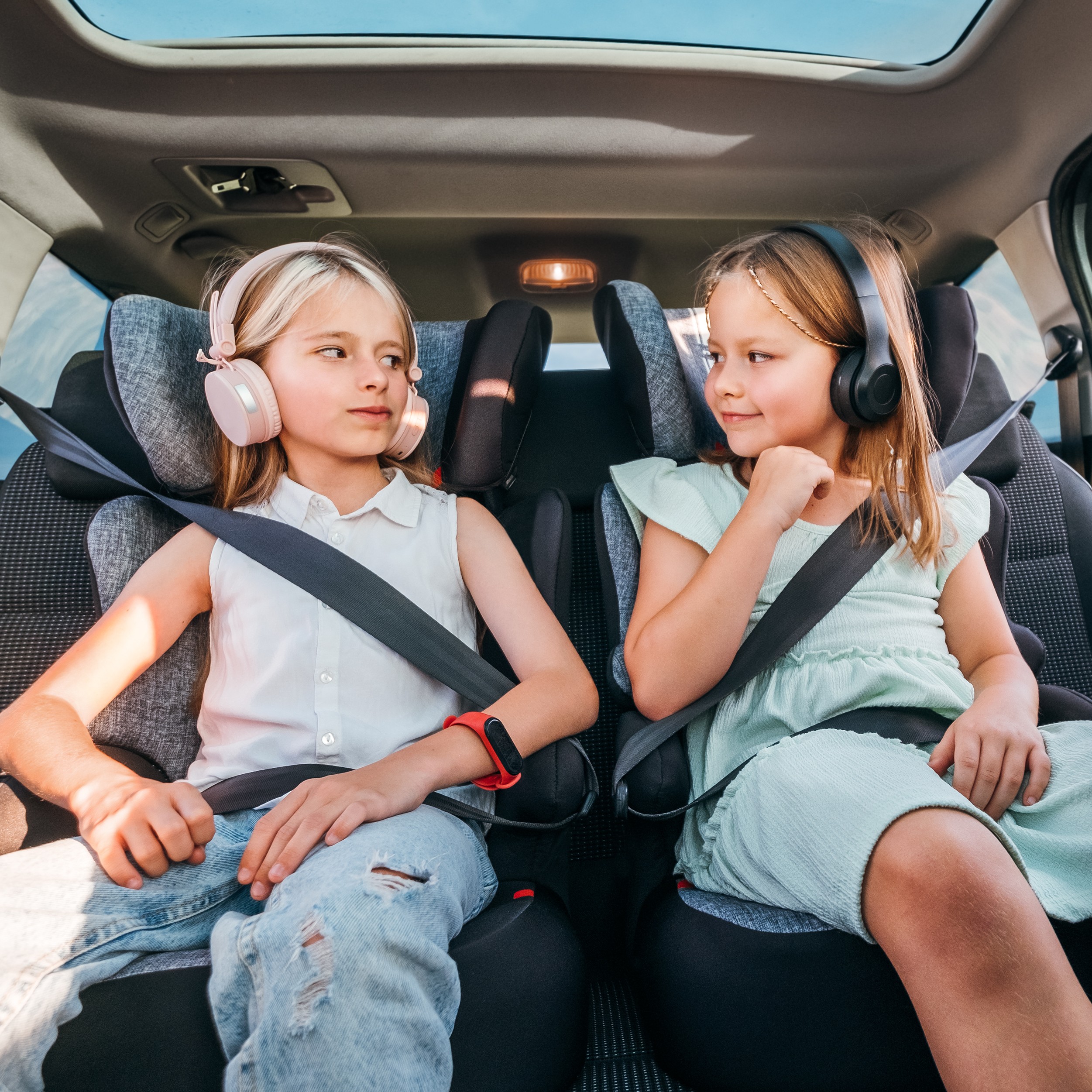 two big kids in car seats